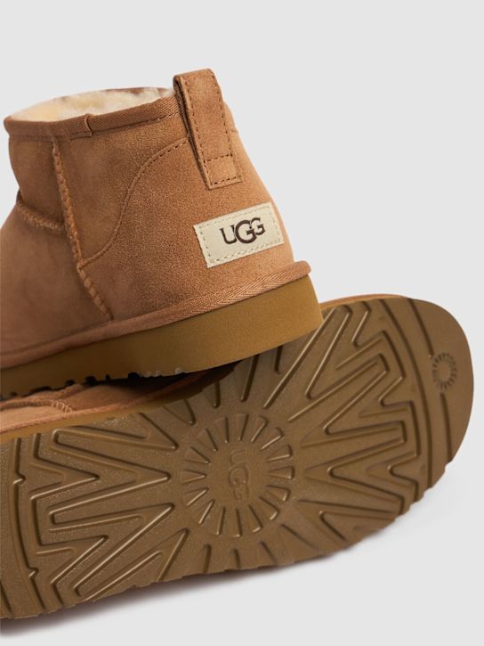 Ugg: 10mm Classic Ultra Mini shearling boots - Chestnut - men_3 | Luisa Via Roma