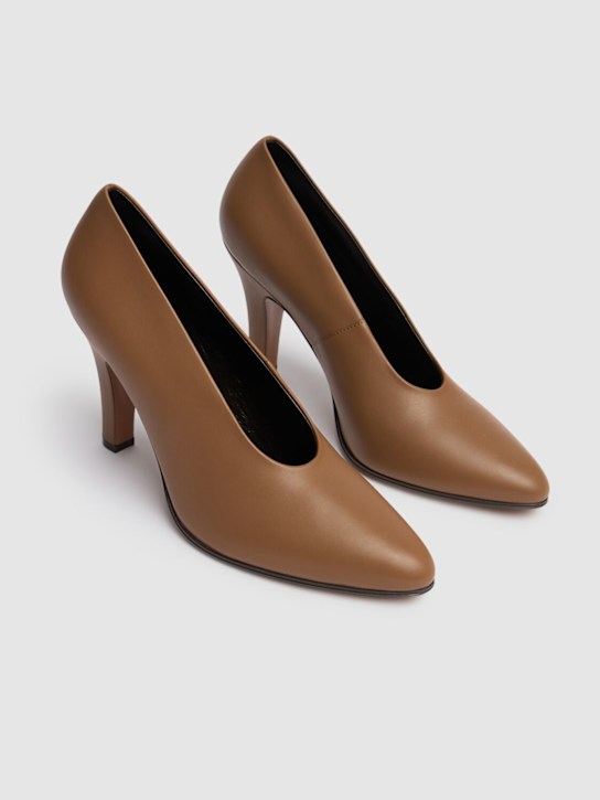 The Row: 90毫米Prudens皮革高跟鞋 - Fawn - women_2 | Luisa Via Roma
