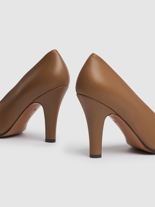 The Row: 90毫米Prudens皮革高跟鞋 - Fawn - women_3 | Luisa Via Roma