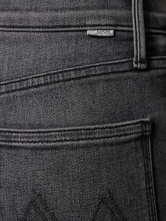 Mother: The Patch Pocket Twister Sneak jeans - Grey - women_3 | Luisa Via Roma