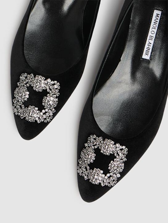 Manolo Blahnik: 10毫米Hangisi FMC天鹅绒平底鞋 - 黑色 - women_4 | Luisa Via Roma