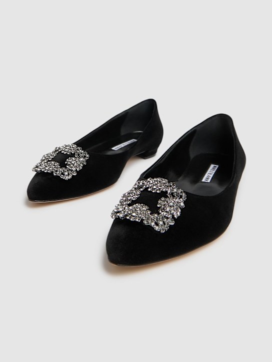 Manolo Blahnik: 10毫米Hangisi FMC天鹅绒平底鞋 - 黑色 - women_2 | Luisa Via Roma