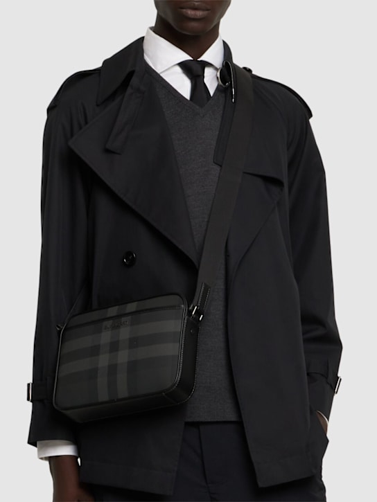 Burberry: Umhängetasche aus E-Canvas „Muswell“ - men_1 | Luisa Via Roma