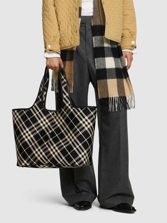 Burberry: Borsa shopping E/W media in tela - women_1 | Luisa Via Roma
