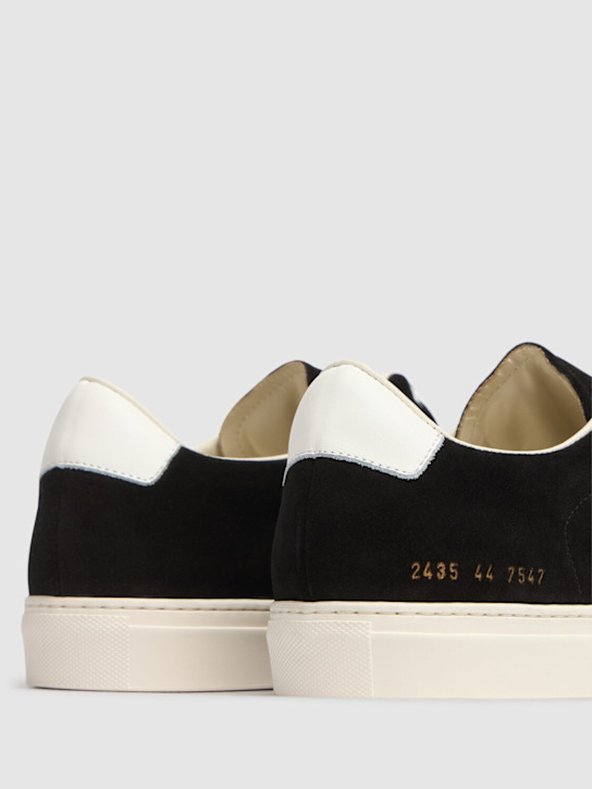 Common Projects: Sneakers basses en daim rétro - Noir - men_3 | Luisa Via Roma
