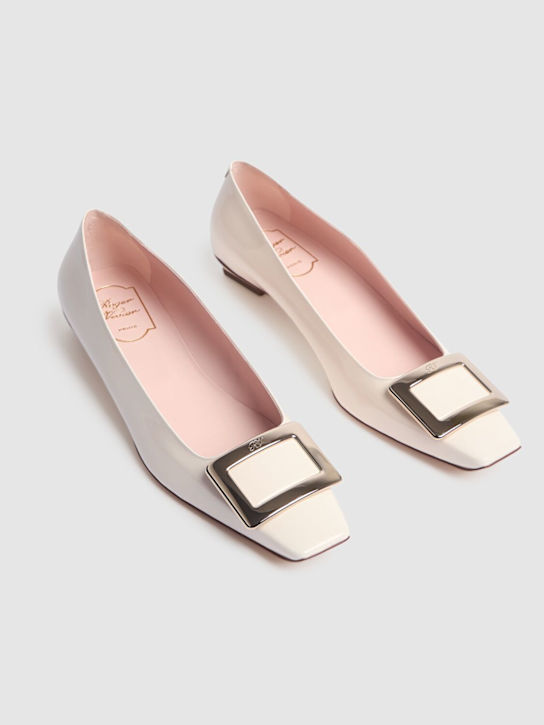 Roger Vivier: 25mm Belle Vivier patent leather pumps - Beige - women_2 | Luisa Via Roma