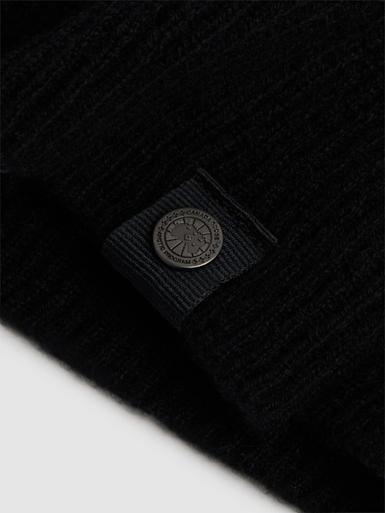 Canada Goose: Cashmere blend beanie - women_1 | Luisa Via Roma