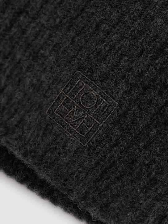 Toteme: Ribbed wool blend beanie - women_1 | Luisa Via Roma