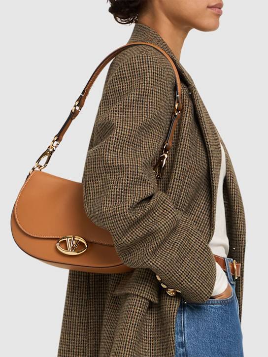 Valentino Garavani: Saddle レザーショルダーバッグ - women_1 | Luisa Via Roma