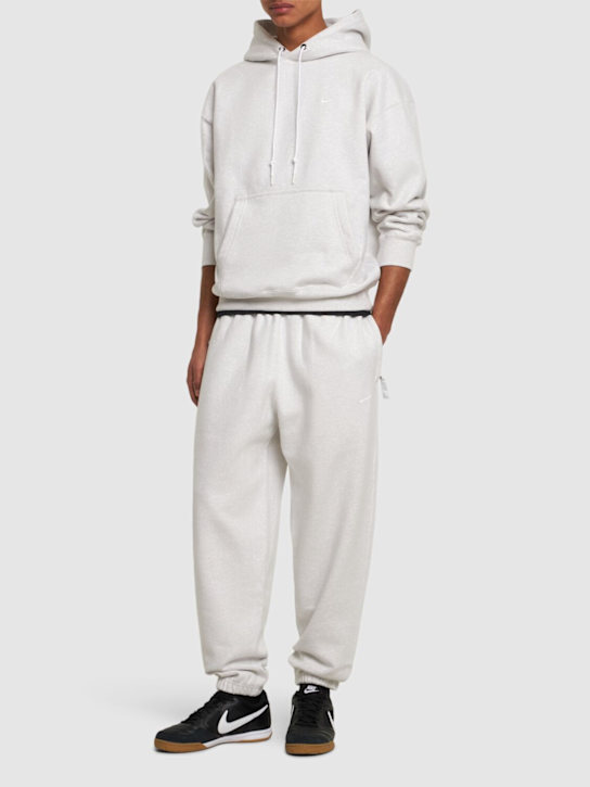 Nike: Pantaloni Solo Swoosh - men_1 | Luisa Via Roma