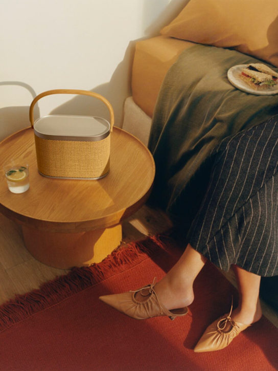 Bang & Olufsen: Beosound A5 speaker - Beige - ecraft_6 | Luisa Via Roma