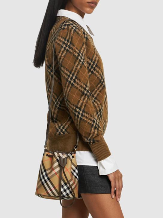 Burberry: Borsa a secchiello mini in tela con coulisse - women_1 | Luisa Via Roma