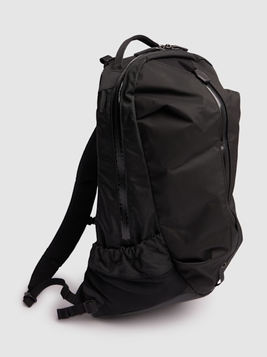 Arc'teryx: Zaino Arro 22L - men_1 | Luisa Via Roma