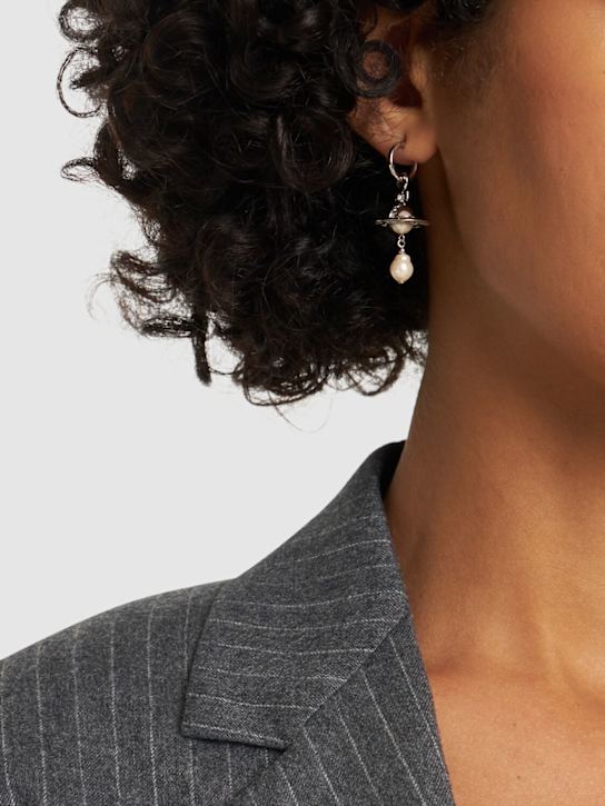 Vivienne Westwood: Pendants d'oreilles en fausses perles Aleksa - women_1 | Luisa Via Roma
