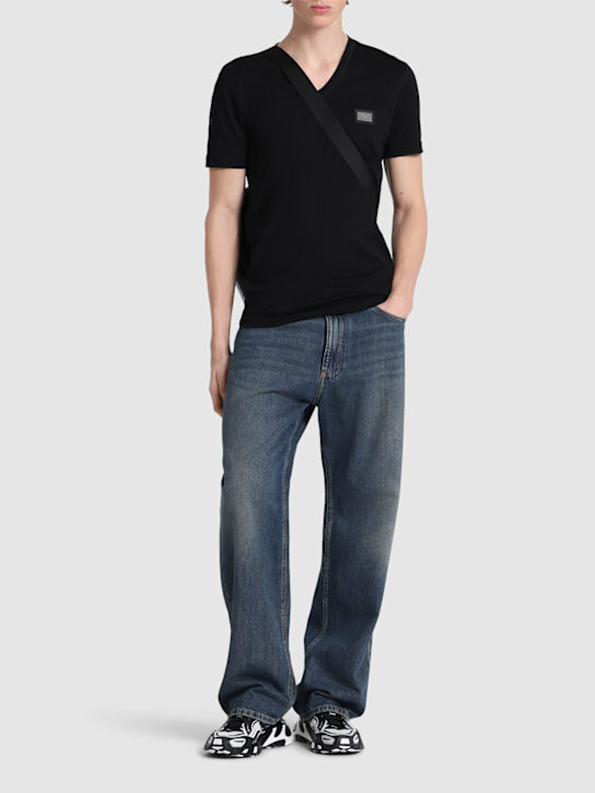 Dolce&Gabbana: T-shirt in cotone con scollo a V e logo - men_1 | Luisa Via Roma