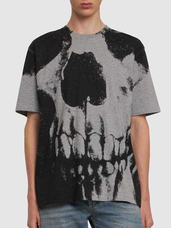 McQueen: Skull printed cotton t-shirt - Grey - men_2 | Luisa Via Roma