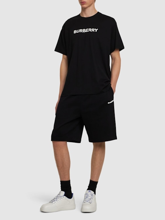 Burberry: Shorts aus Baumwolljersey mit Logo „Raphael“ - men_1 | Luisa Via Roma