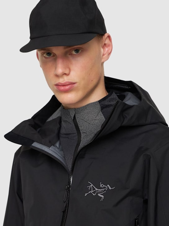 Arc'teryx Veilance: Kappe „Stealth“ - men_1 | Luisa Via Roma