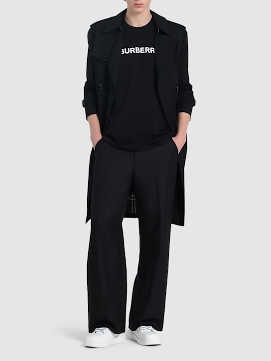 Burberry: T-Shirt aus Baumwolljersey mit Logo „Harriston“ - men_1 | Luisa Via Roma