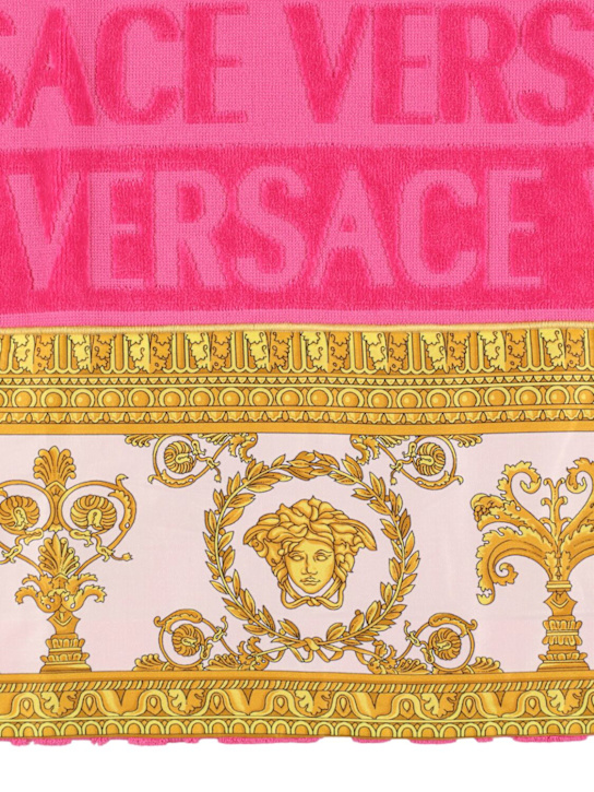 Versace: I Heart Baroque bath towel - Fuchsia - ecraft_1 | Luisa Via Roma