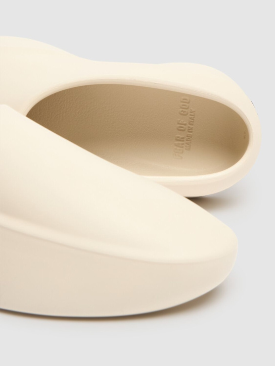 Fear of God: Runner rubber slippers - Greige - men_3 | Luisa Via Roma