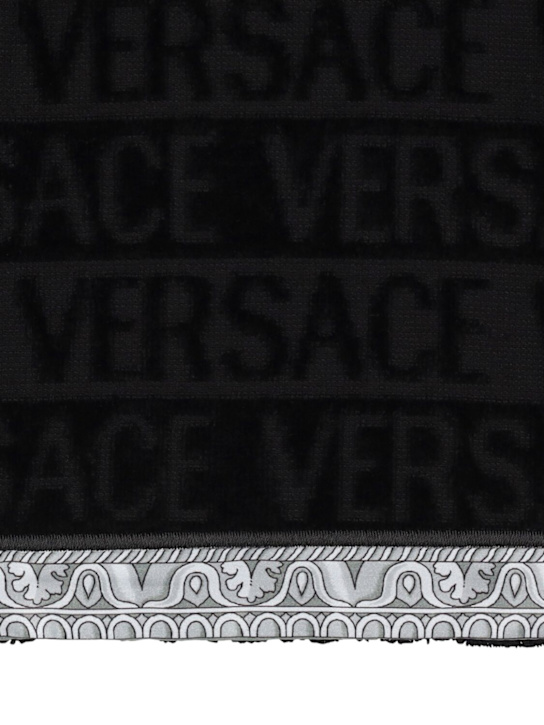 Versace: I Heart Baroque bath towel - ecraft_1 | Luisa Via Roma