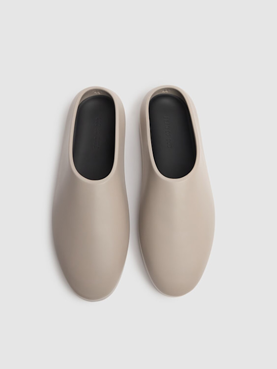Fear of God: California rubber slippers - Grey - men_2 | Luisa Via Roma