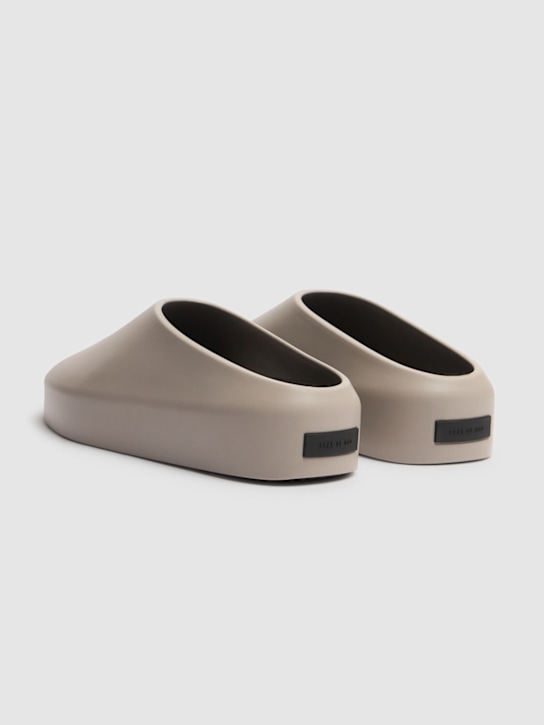 Fear of God: California rubber slippers - Grey - men_3 | Luisa Via Roma