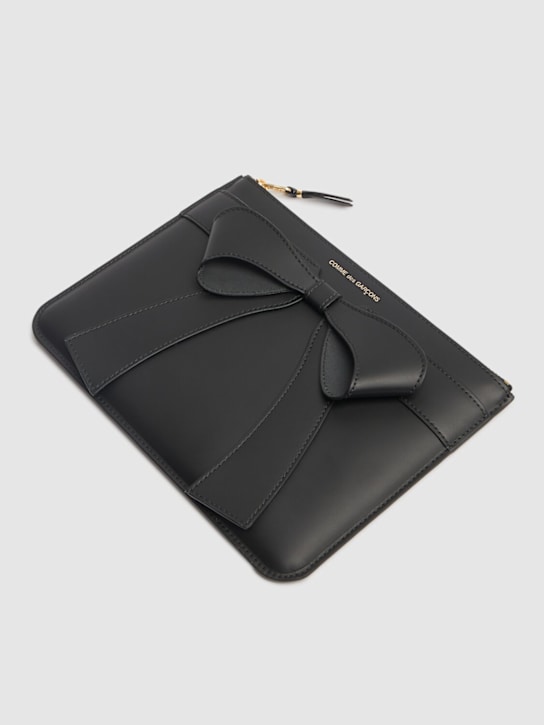 Comme des Garçons Wallet: Big Bow leather zip wallet - women_1 | Luisa Via Roma