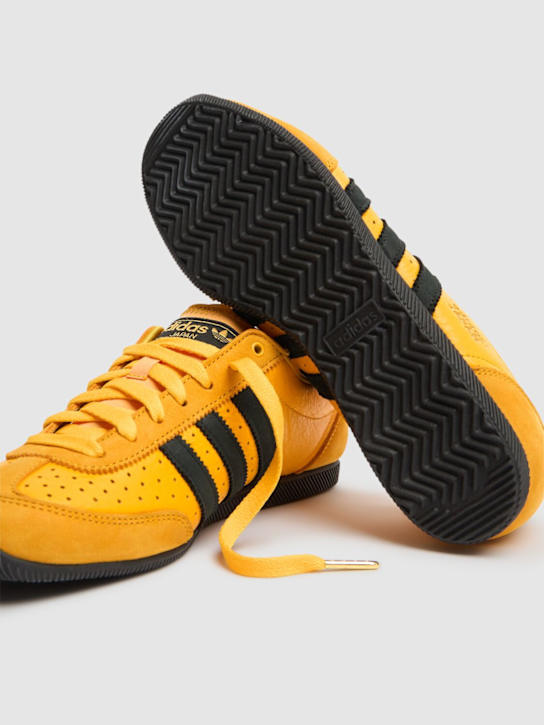 adidas Originals: Japan运动鞋 - 黄色/黑色 - men_4 | Luisa Via Roma