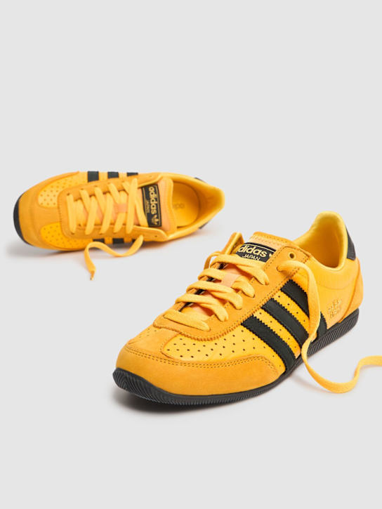 adidas Originals: Japan运动鞋 - 黄色/黑色 - men_2 | Luisa Via Roma