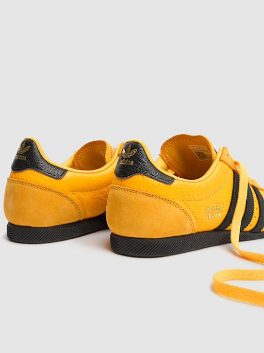 adidas Originals: Japan运动鞋 - 黄色/黑色 - men_3 | Luisa Via Roma