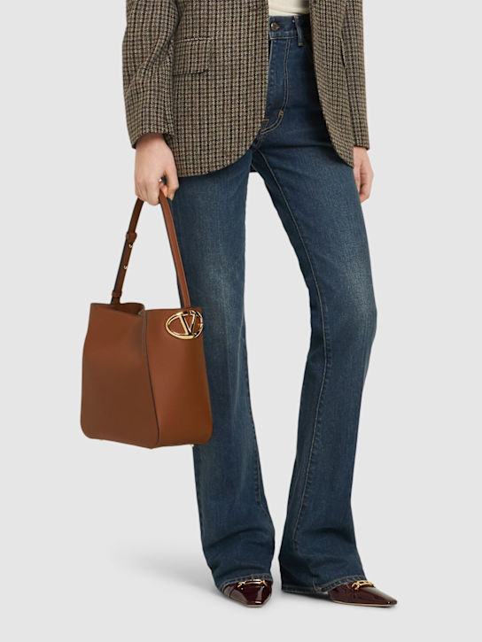 Valentino Garavani: Side VLogo レザーバケットバッグ - women_1 | Luisa Via Roma