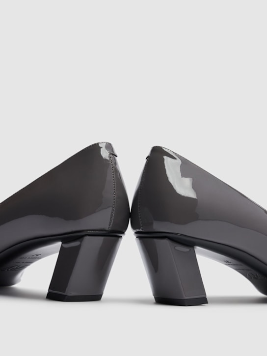 Roger Vivier: 45mm Belle Vivier patent leather pumps - Cenere Scuro - women_4 | Luisa Via Roma
