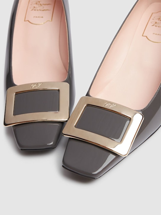 Roger Vivier: 45mm Belle Vivier patent leather pumps - Cenere Scuro - women_3 | Luisa Via Roma