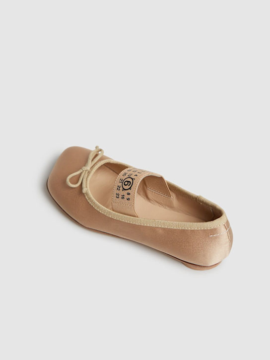 MM6 Maison Margiela: Ballerines en satin imprimé logo - Nude - kids-girls_1 | Luisa Via Roma