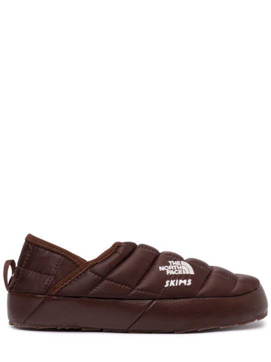 The North Face: SKIMS Thermoball Traction mules - women_0 | Luisa Via Roma