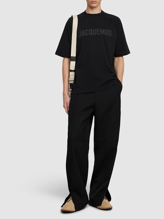 Jacquemus: Le t-shirt typo jacquemus logo t-shirt - men_1 | Luisa Via Roma