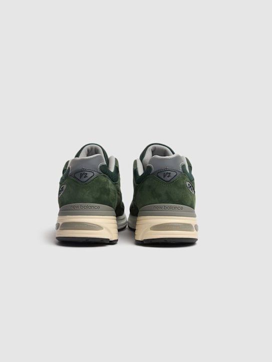 New Balance: Sneakers 991 V2 Made in UK - Verde - men_2 | Luisa Via Roma