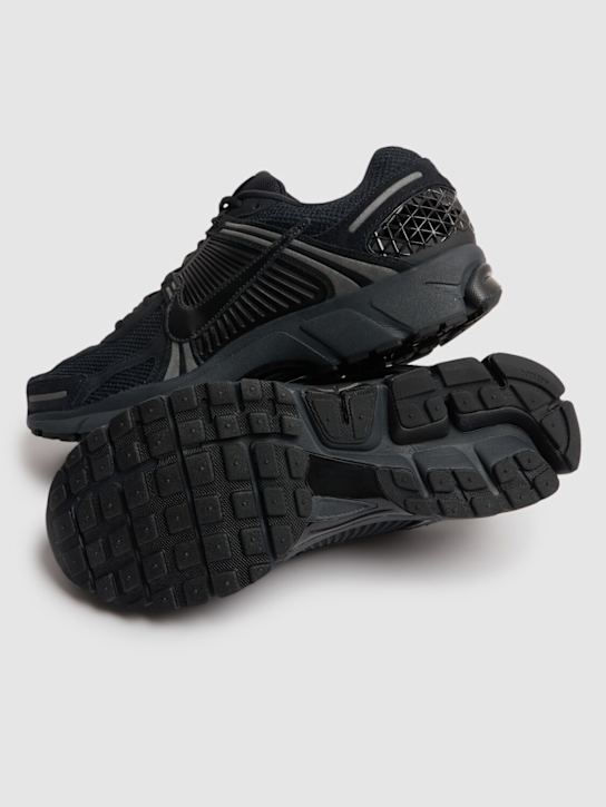Nike: Zoom Vomero 5 sneakers - Black/Grey - men_4 | Luisa Via Roma