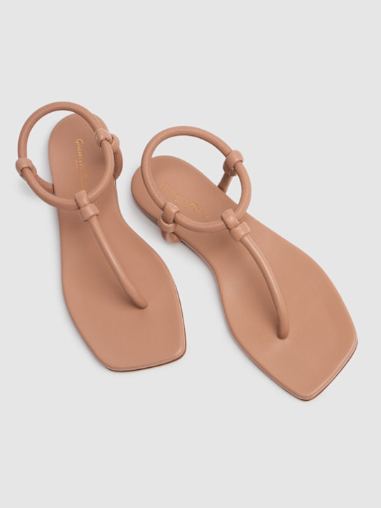 Gianvito Rossi: Sandali infradito Juno in pelle 5mm - Praline - women_2 | Luisa Via Roma