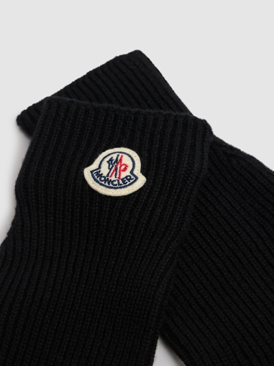 Moncler: Gants en maille de laine vierge à logo - men_1 | Luisa Via Roma
