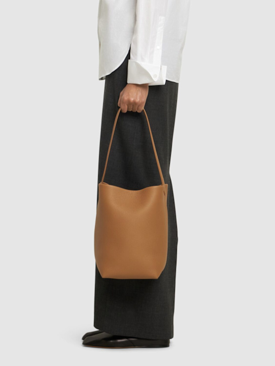 The Row: Medium n/s Park Tote lux grain bag - women_1 | Luisa Via Roma