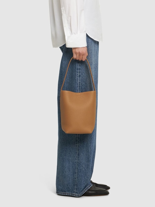 The Row: Small n/s park grained leather tote - Sand - women_1 | Luisa Via Roma