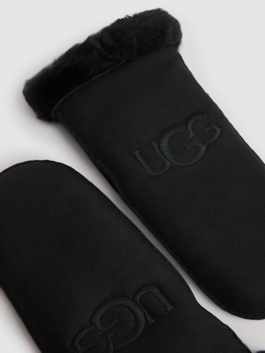 Ugg: Logo embroidered mittens - women_1 | Luisa Via Roma