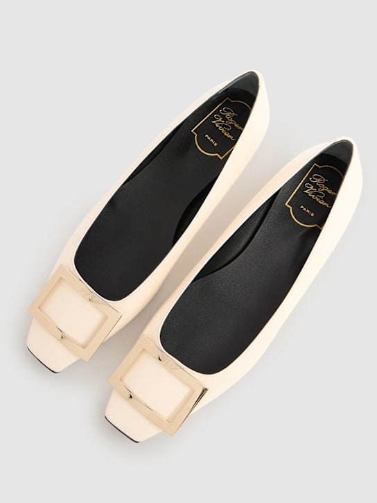 Roger Vivier: 5mm Trompette patent leather ballerinas - Cire - women_1 | Luisa Via Roma
