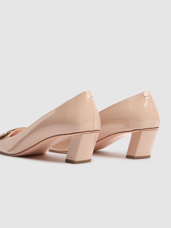 Roger Vivier: 45mm Belle Vivier patent leather pumps - Nude - women_2 | Luisa Via Roma