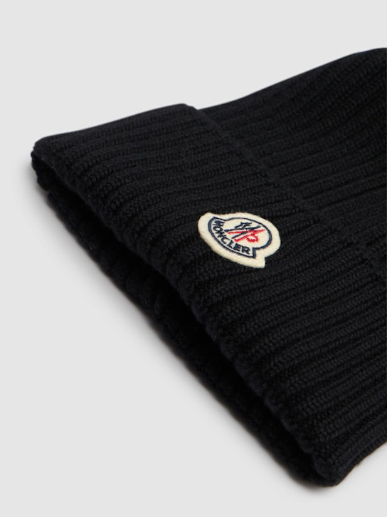 Moncler: Cappello beanie in lana vergine con logo e pom pom - kids-girls_1 | Luisa Via Roma