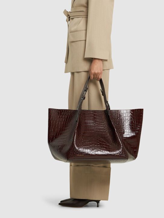 Victoria Beckham: Sac cabas embossé croco The Jumbo W11 - women_1 | Luisa Via Roma