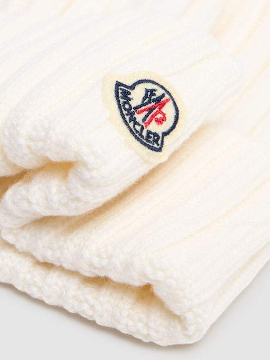 Moncler: Logo extrafine wool pom pom beanie - Silk White - women_2 | Luisa Via Roma